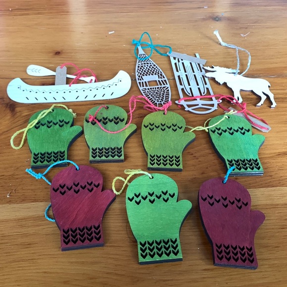 Holiday ornaments from 5 green wooden mittens, 2 red & four laser cut or… - Picture 8 of 8